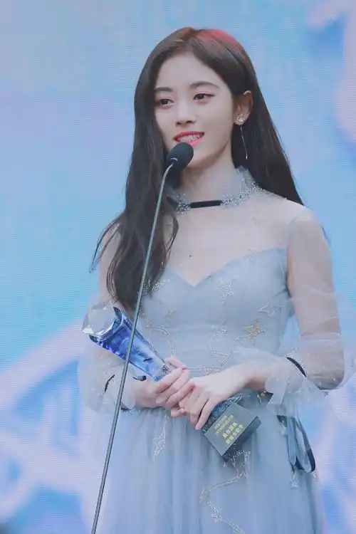 鞠婧祎天蓝色纱裙是那个美丽的小仙女