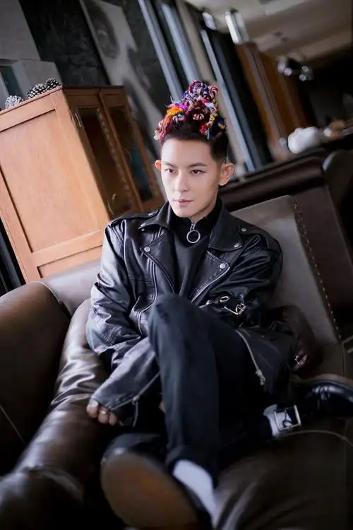 敖犬街拍写真曝光 酷劲十足展男友风范