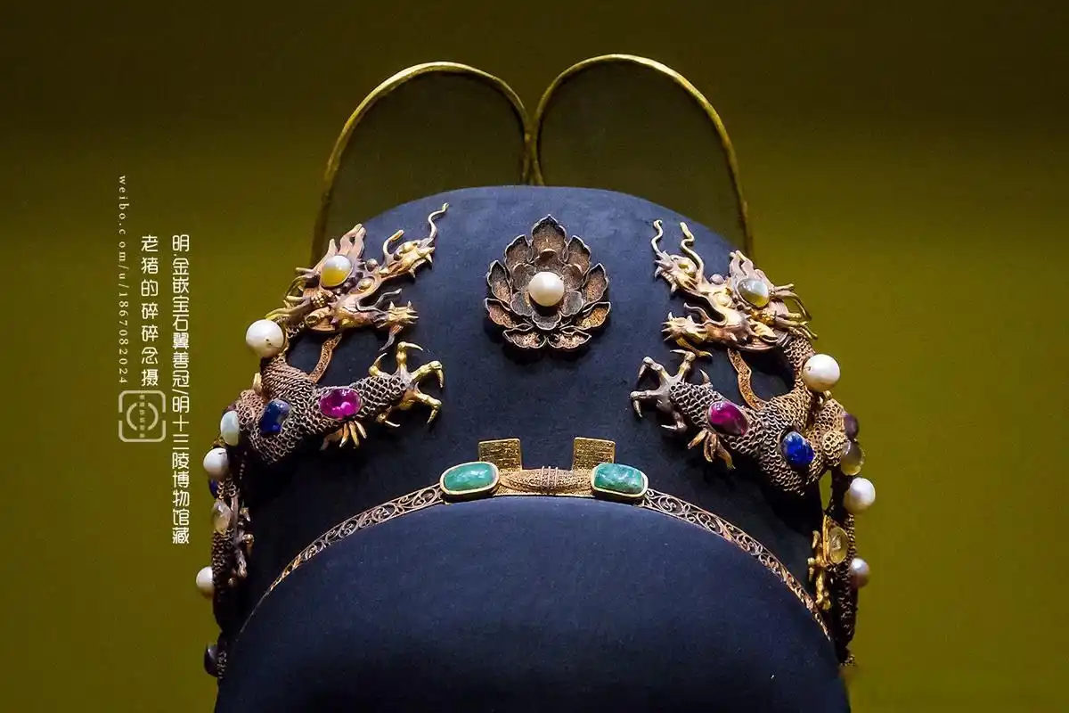 大明万历朱翊钧的帽子 金嵌宝石翼善冠/明十三陵博物馆藏