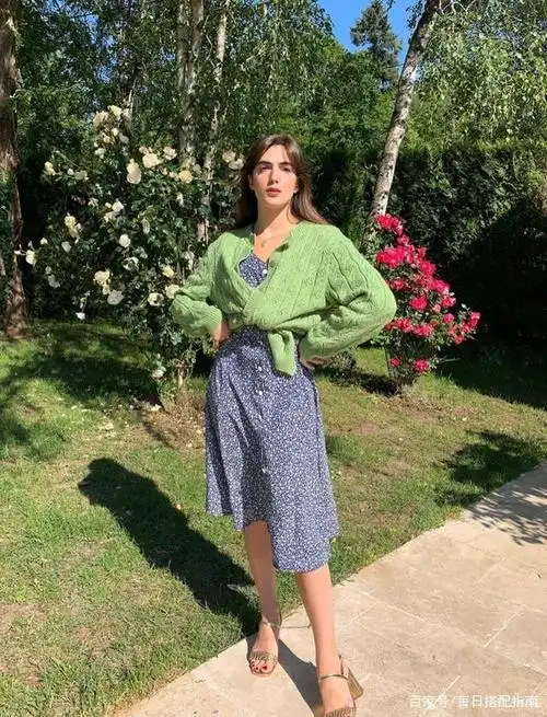 "针织开衫 吊带裙"=2021年初夏最浪漫穿搭,给足你时髦与女人味