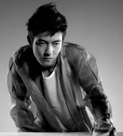 黄伟文宁愿用自己的才华去换他的脸,可香港乐坛所有女歌手都恨他