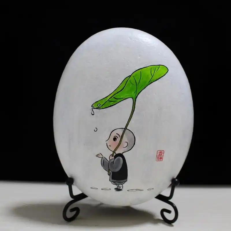 手绘禅意意境石头画动画人物一禅小和尚 画了一个一禅小和尚的石头画