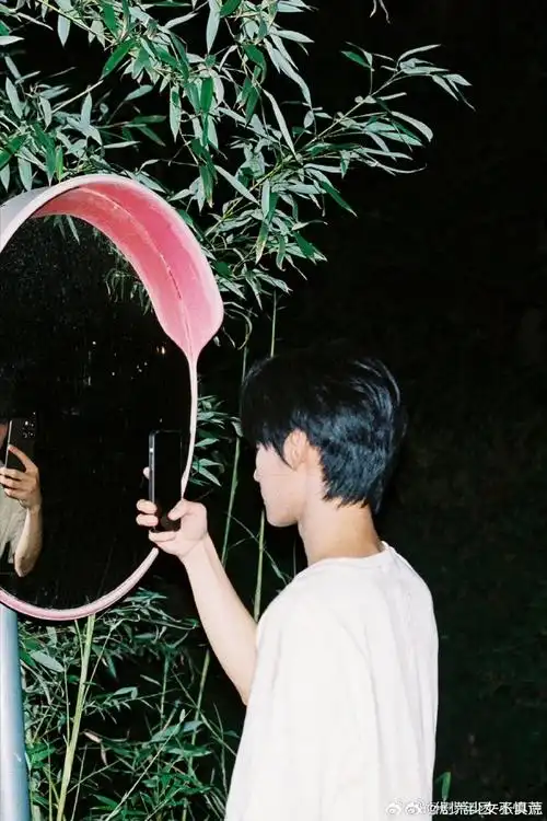 张真源金发侧颜