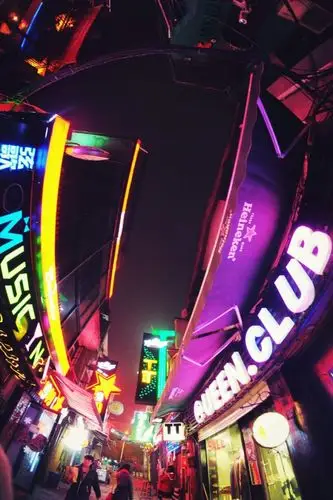 化龙池的酒吧街夜色.