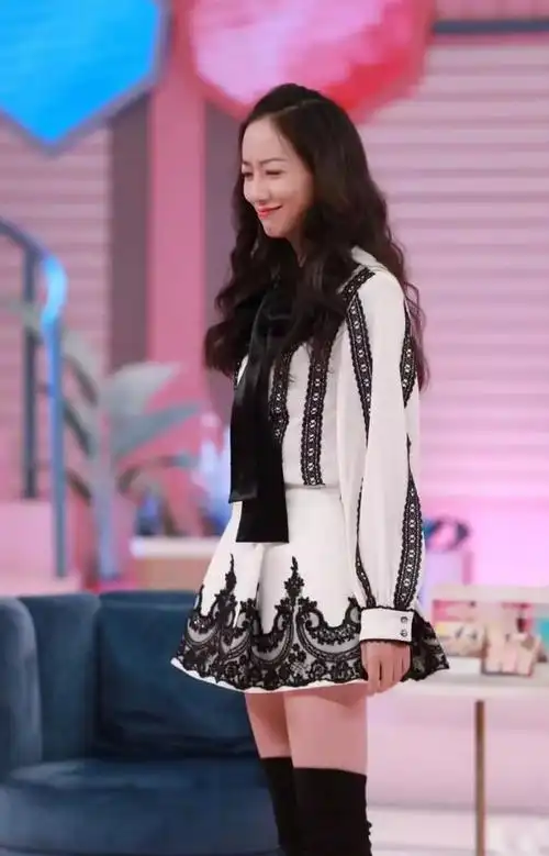 韩雪白色蕾丝小短裙穿成日本漫画女主踩高筒靴秀美腿