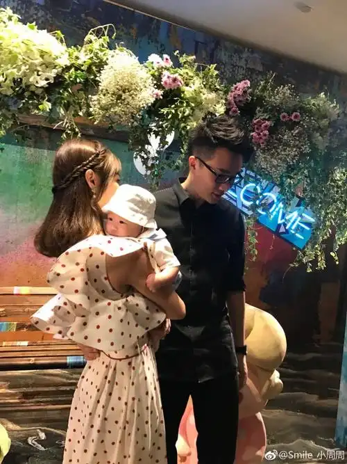 其中,盛宴的最大亮点除了雪梨的白富美朋友圈,就是雪梨富二代老公张衍