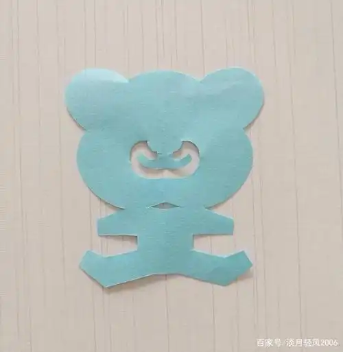 展开,如下图所示 一个卡通小熊的形状就剪好了