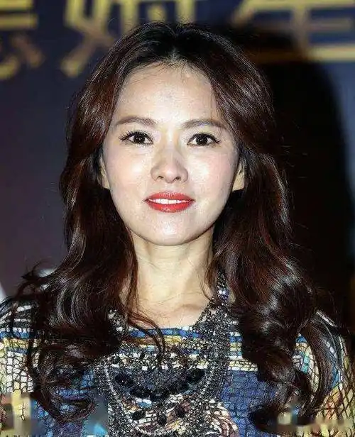 53岁伊能静不再坚持化浓妆艳抹淡定的素颜看起来更加年轻