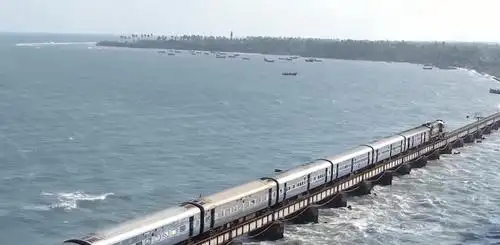 这是世界上最美的海上列车?建在大海边,无奈行驶过程很颠簸