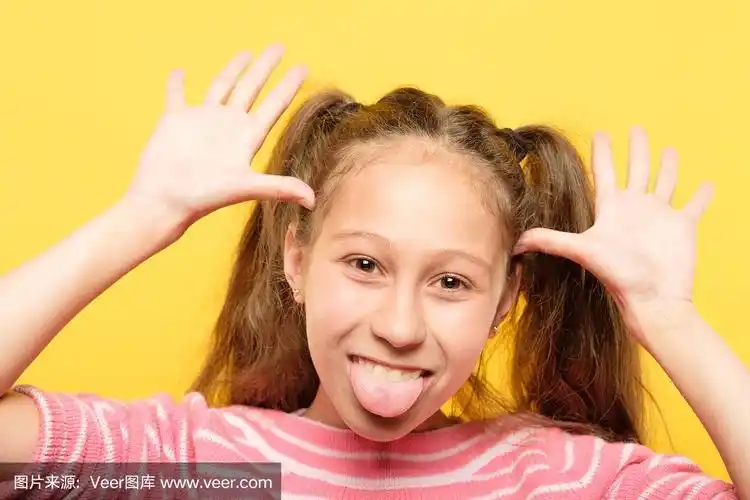 女孩吐舌头,做鬼脸,幼稚的行为