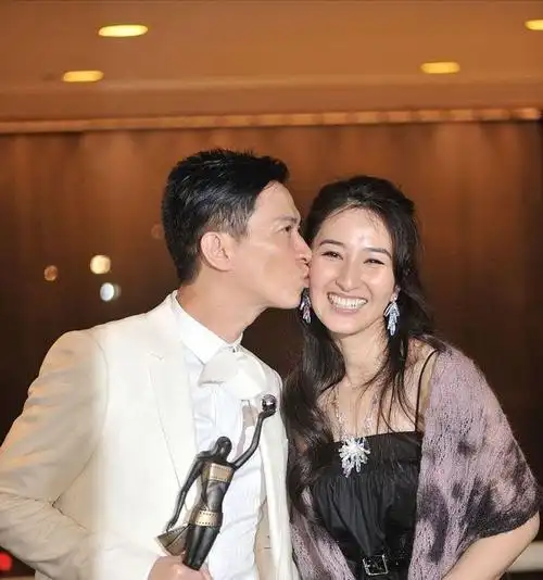 张家辉夫妇牵手走红毯关咏荷穿绿裙配卷发好优雅与老公真登对