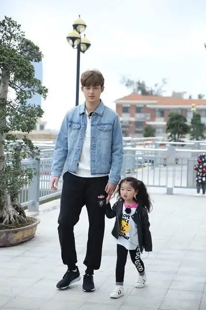 董力与阿拉蕾再相遇 照顾萌娃技术长进不少