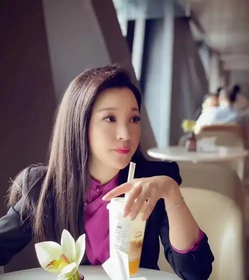 中央电视台财经频道美女主播:章艳