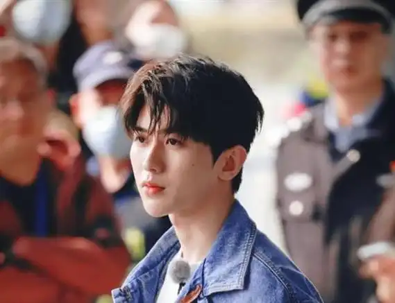 奔跑吧路透来了:杨颖7人穿牛仔套装上班,蔡徐坤再现九头身比例