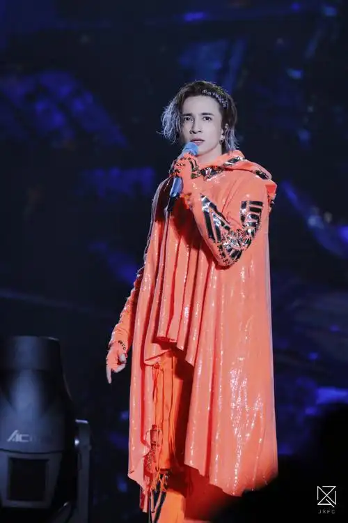 薛之谦天外来物巡回演唱会##薛之谦白色挑染造型##今晚好多演唱会