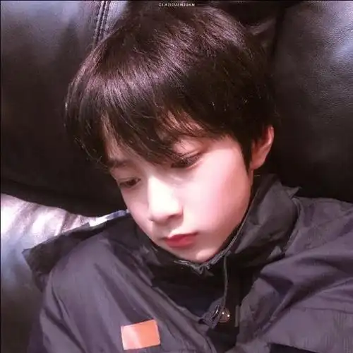 还是一个只有幼儿园文凭的六年级小学生,因为小小年纪就帅气又可爱