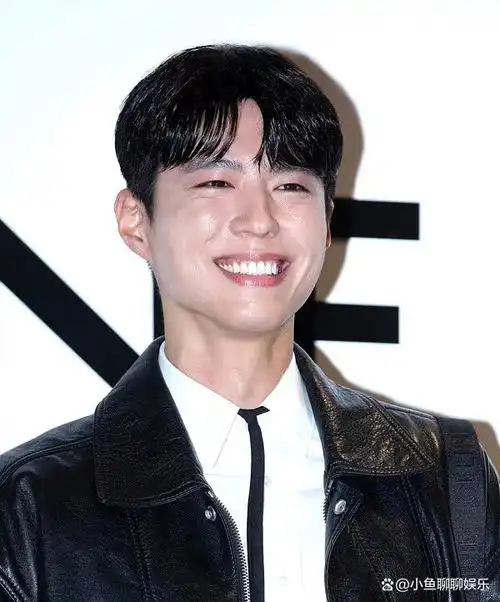 朴宝剑颜值大翻车,出席活动油光满面,皮衣搭配超短裤打扮姨化