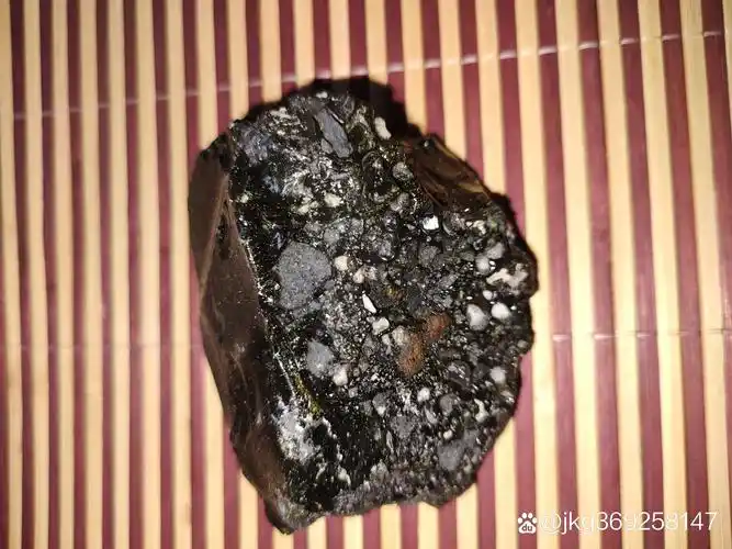 钻石陨石真的很漂亮闪闪发光.