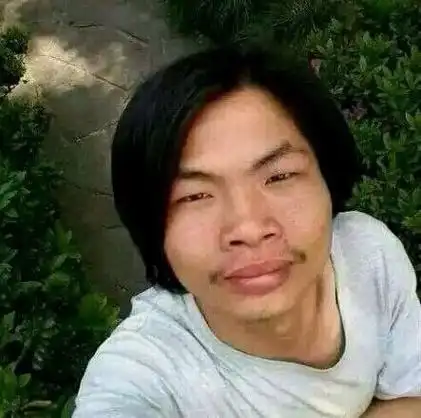 有没有像这种搞笑的自拍图片比较丑的,我要当头像