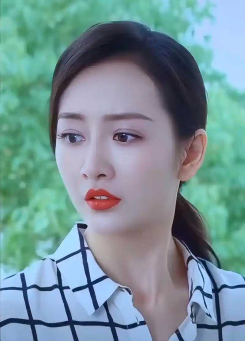 美女# 气质女神王鸥,标致的东方美人脸,迷人的双眼皮大眼睛,性感艳丽