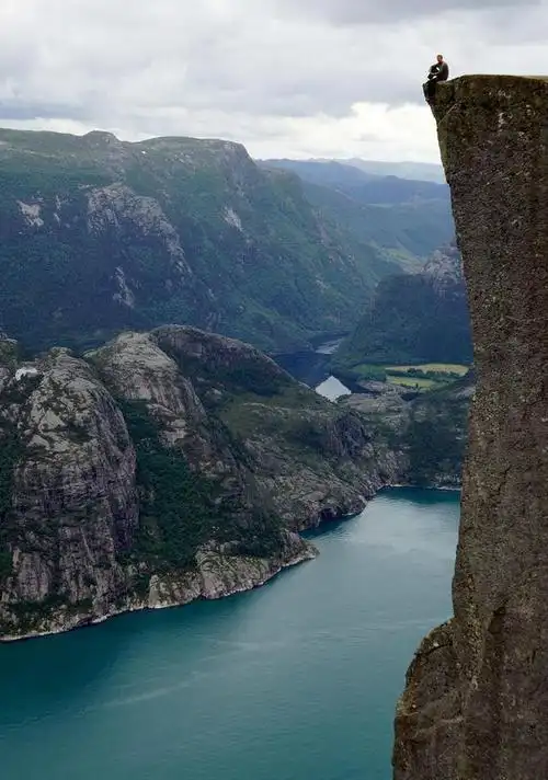 他在万丈悬崖上建造了一座空中豪宅胆子小的人不敢住