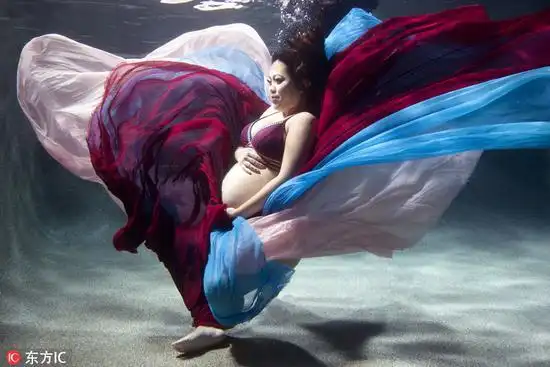摄影师为怀孕9月准妈妈拍水下孕照唯美动人