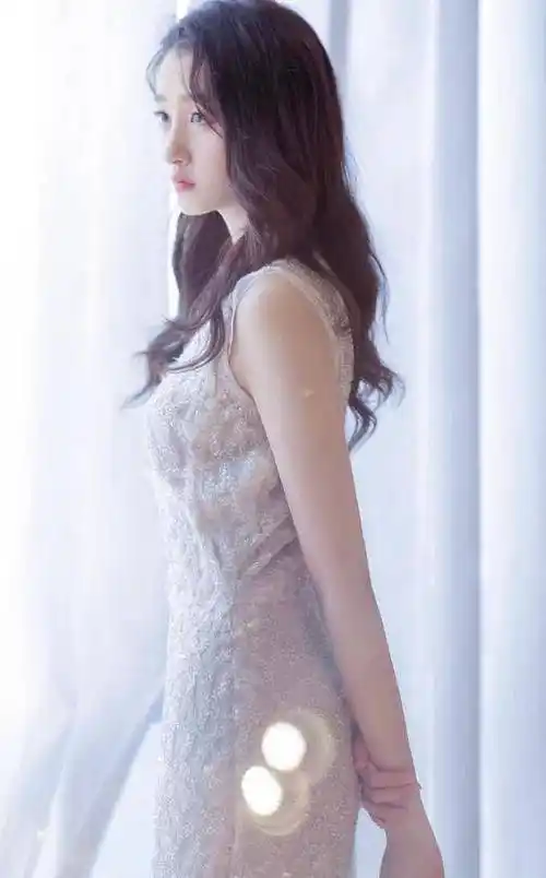 原创关晓彤穿银丝拍写真当她站在窗边侧身的一刻这身材绝了