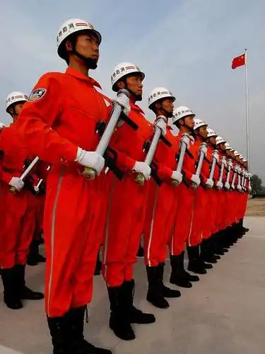 武警消防部队既不同于中国人民解放军,又有别于公安民警,其主要特点是