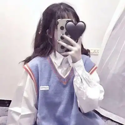 由美头网整理发布,女生头像频道提供更多与手机挡脸,挡脸,手机控相关