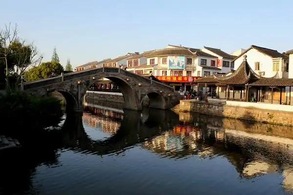 千灯原名"千墩",名出吴越争霸,据清《淞南志》载,"昆山县东南36里,川