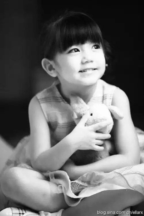 中美混血儿吴若瑄,与王菲合作拍摄过牛奶广告《天赐的宝贝》,萌萌哒!