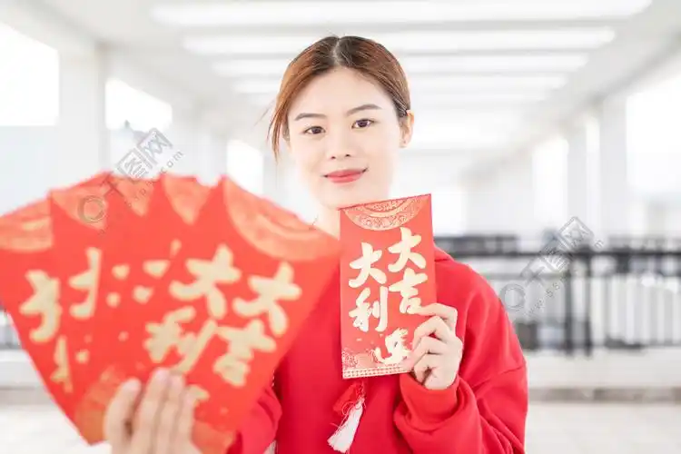春节新年甜美女性手拿红包发红包