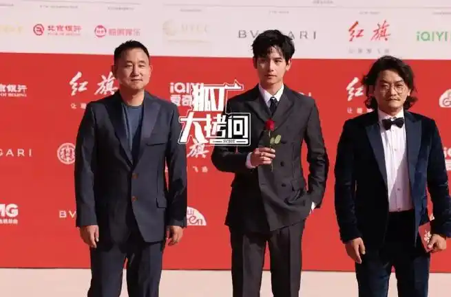 胡先煦拿玫瑰花走红毯##北影节开幕红毯