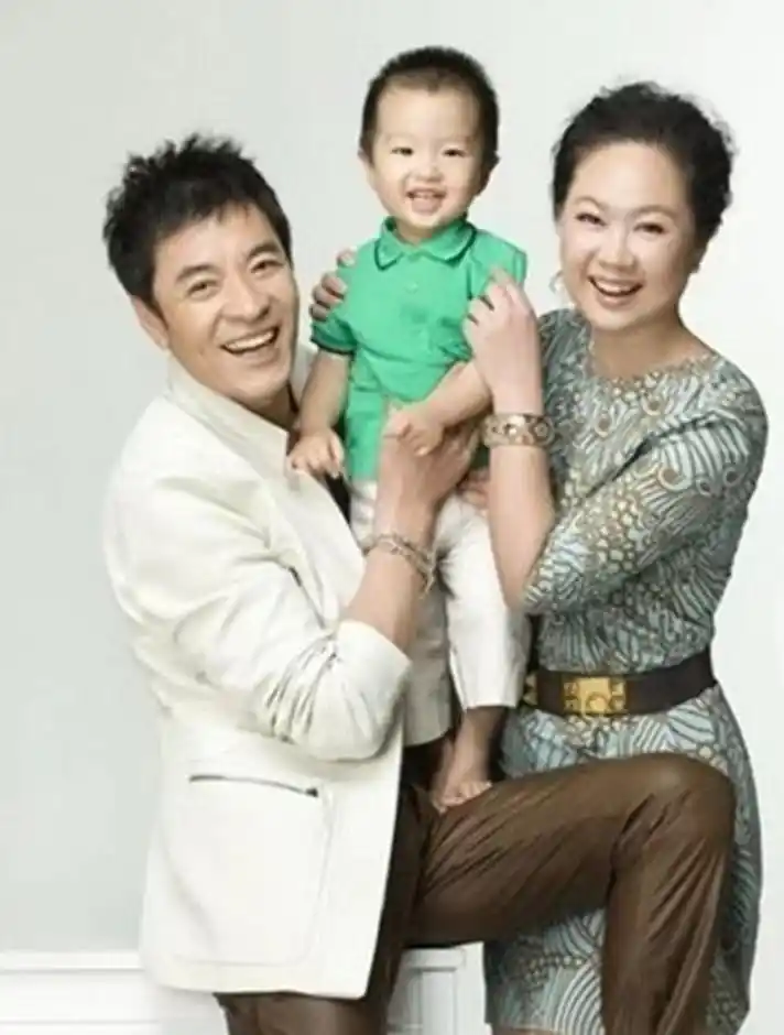 刘威拍戏,经常好久回不了家,王晓宇就带着孩子到剧组探班.