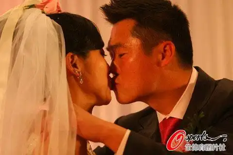 图文宿茂臻举行婚礼高朋满座两人深情相吻