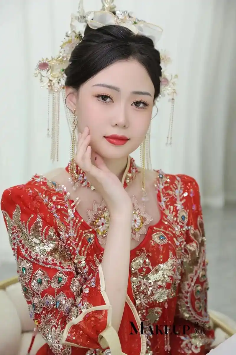 dm蒂漫婚纱 秀禾分享  蝴蝶结头饰和相互呼应 - 抖音