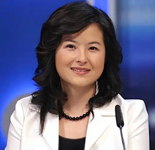 央视主持人张泉灵:嫁大18岁丈夫,最红时辞职,现在过得怎么样?