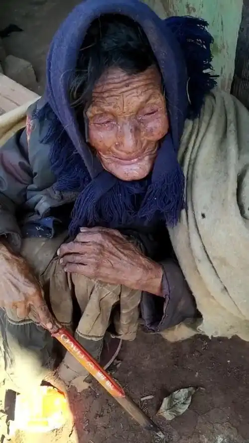 可怜的奶奶,生活是不公平的,总是存在很多贫困的人