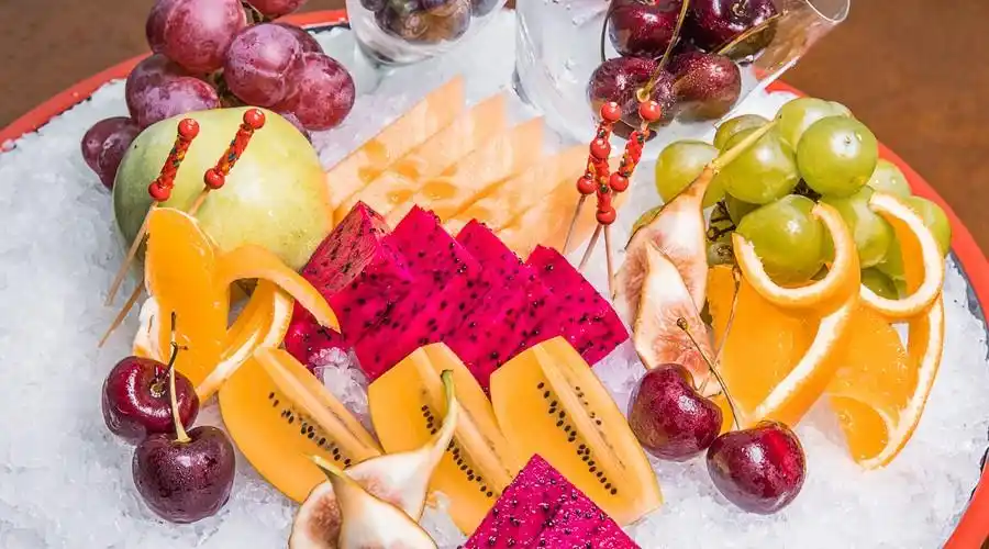 水果冷餐:西瓜,哈密瓜,糕点等水果冷餐,玩累了,再来点点心水果,惬意啊