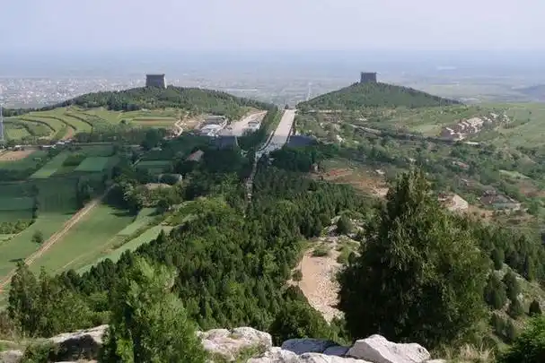 因为乾陵所建造的地方是个风水宝地.