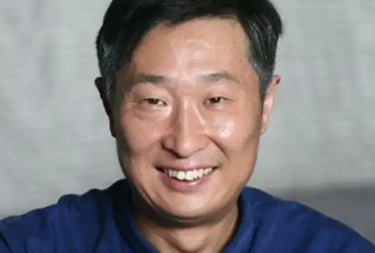 他是国家级演员在春晚男扮女装而火因儿子不幸去世至今痛苦