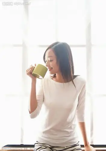 着喝茶的女孩儿 坐着 喝茶 美女 女孩儿 青春 阳光 人物图库 女性女人