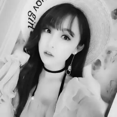 2021抖音红人美女头像侧脸高清头像黑白