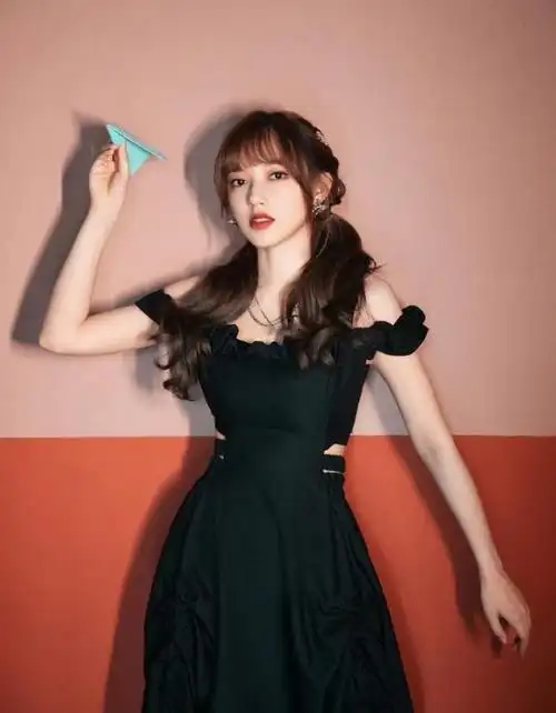 绝美绽放!25岁程潇惊艳亮相,人间极品尤物让人心动不已