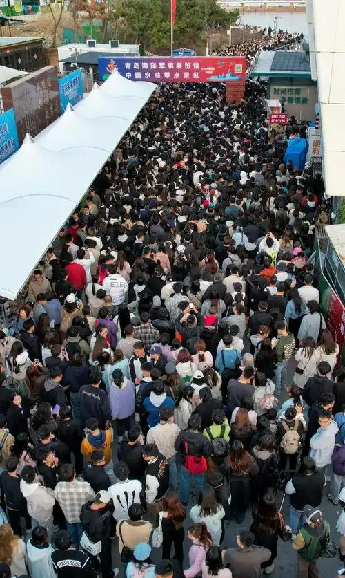 人从众青岛小麦岛游客爆棚