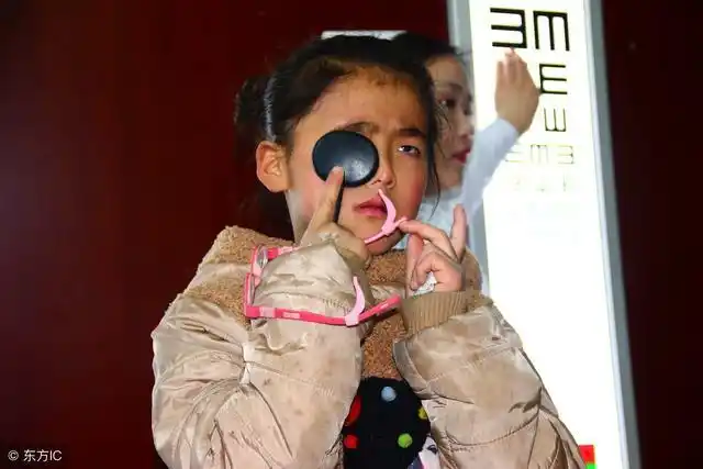 女孩5岁近视300度!除了看电视玩ipad,这个重要原因家长忽视了?