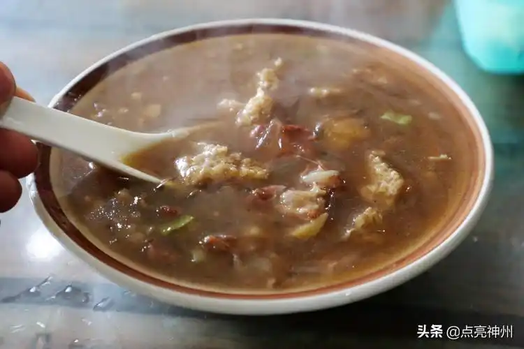 武都胡辣汤比较浓,不太辣,和逍遥胡辣汤风格迥异.