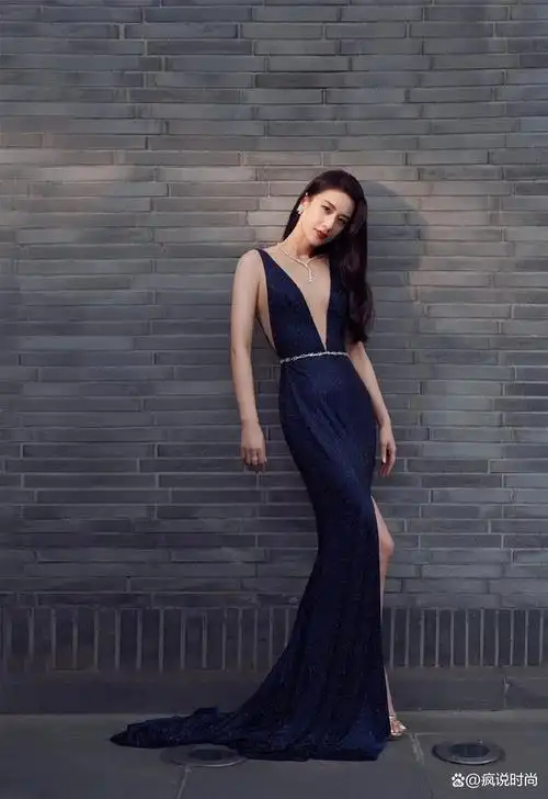 女明星的穿搭,总是格外的张扬醒目.