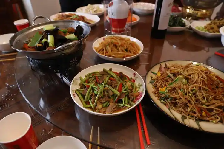 朋友来家里吃饭,我准备了一桌菜,网友:图四图五一看就是江西菜