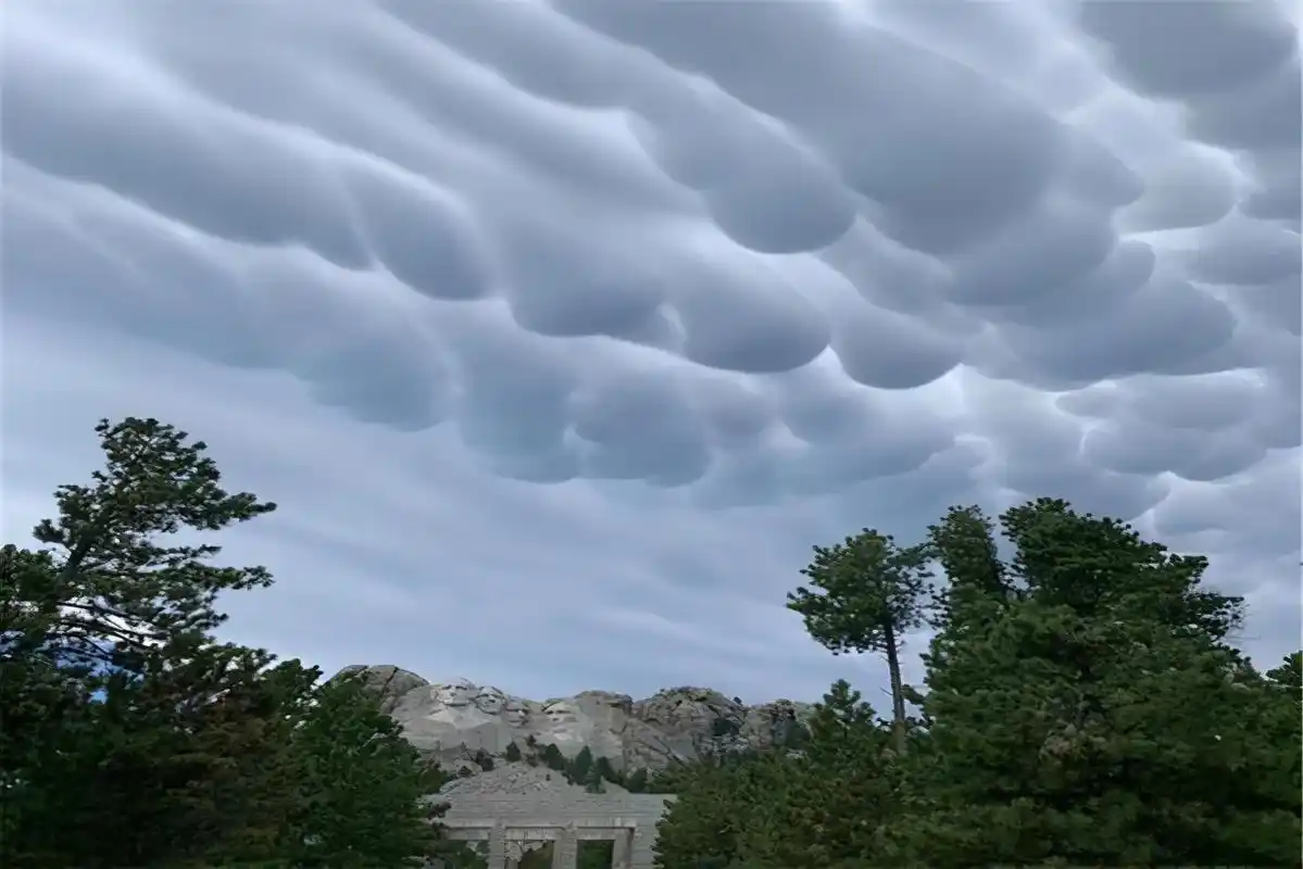 总统山出现怪云,美国人说,这是上帝在警告美国